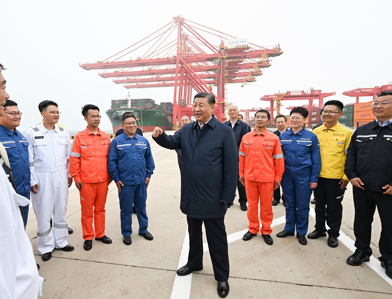 ??5月22日至24日，中共中央總書記、國家主席、中央軍委主席習(xí)近平在山東考察。這是22日下午，習(xí)近平在日照港親切慰問港口科技工作者、運營人員、航運人員。 