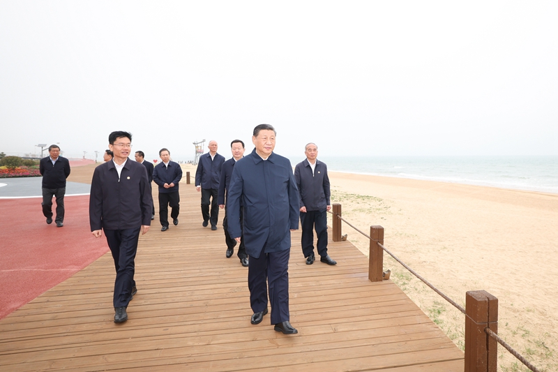 5月22日至24日，中共中央總書記、國家主席、中央軍委主席習(xí)近平在山東考察。這是22日下午，習(xí)近平在日照市陽光海岸綠道考察。