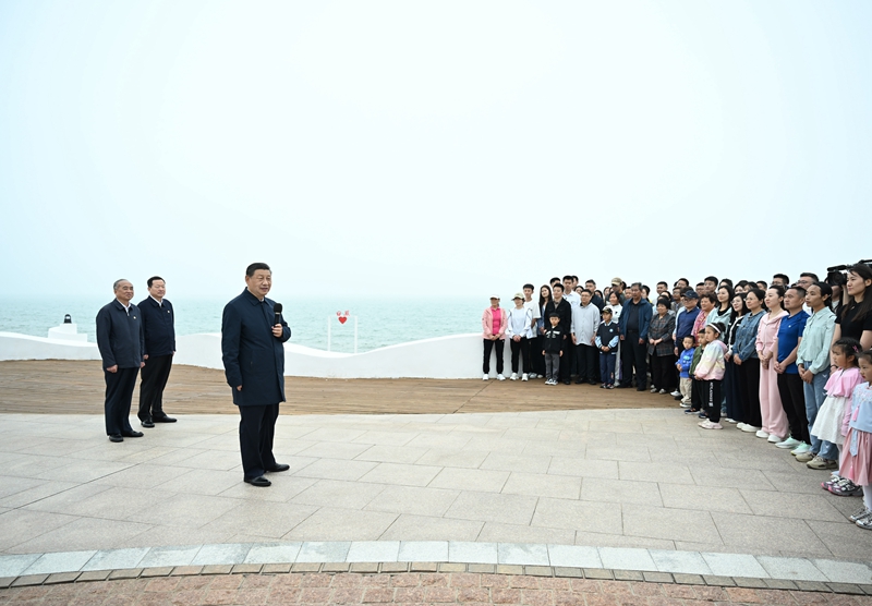 5月22日至24日，中共中央總書記、國家主席、中央軍委主席習(xí)近平在山東考察。這是22日下午，習(xí)近平在日照市陽光海岸綠道同市民和游客親切交流。