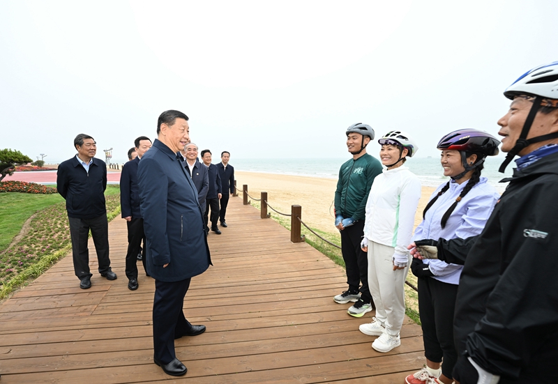 5月22日至24日，中共中央總書記、國家主席、中央軍委主席習(xí)近平在山東考察。這是22日下午，習(xí)近平在日照市陽光海岸綠道同市民親切交流。