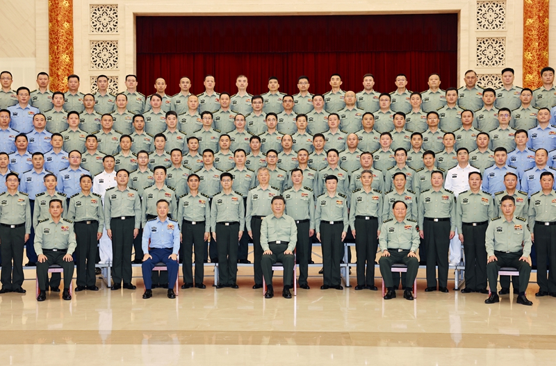 5月22日至24日，中共中央總書記、國家主席、中央軍委主席習(xí)近平在山東考察。這是23日上午，習(xí)近平在濟南親切接見駐濟南部隊上校以上領(lǐng)導(dǎo)干部，代表黨中央和中央軍委向駐濟南部隊全體官兵致以誠摯問候。