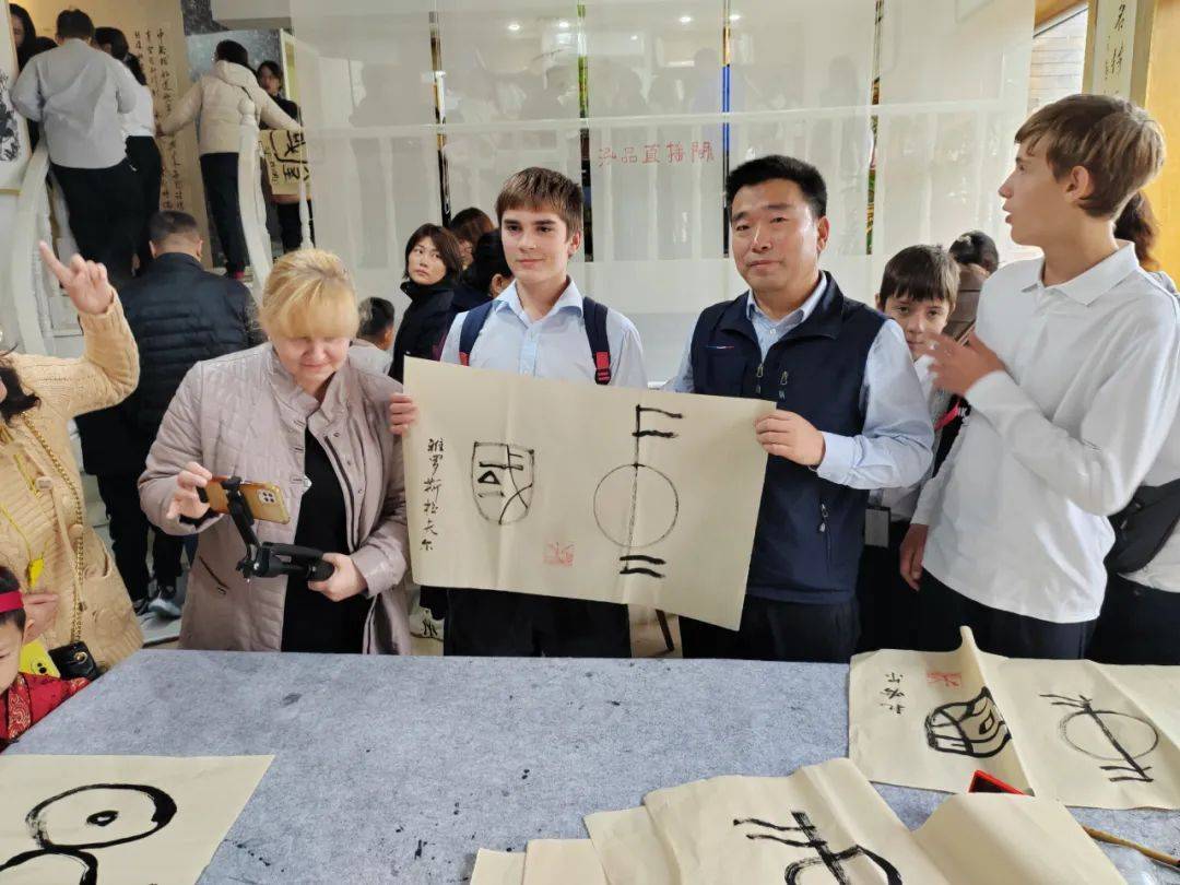 筆墨傳情，友誼長存——哈爾濱市書法家協(xié)會(huì)成功舉辦中俄青少年藝術(shù)文化交流活動(dòng)